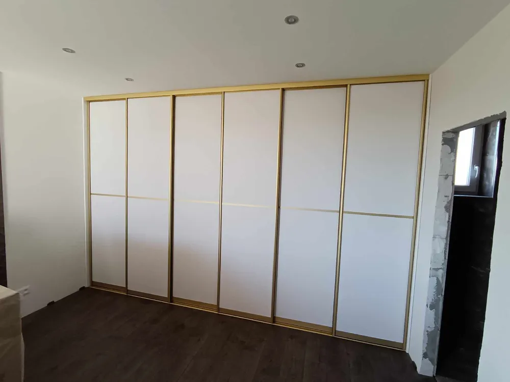 Vstavaná skriňa na mieru s otváracími dverami v matnej čiernej farbe