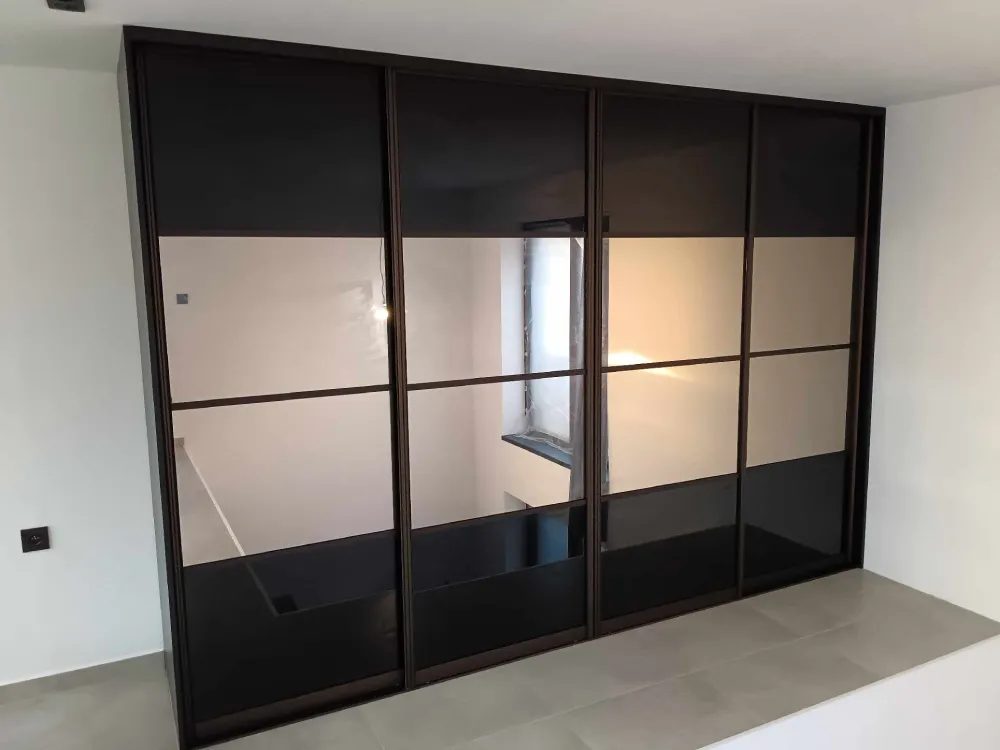 Vstavaná skriňa na mieru s otváracími dverami vo farbe orecha