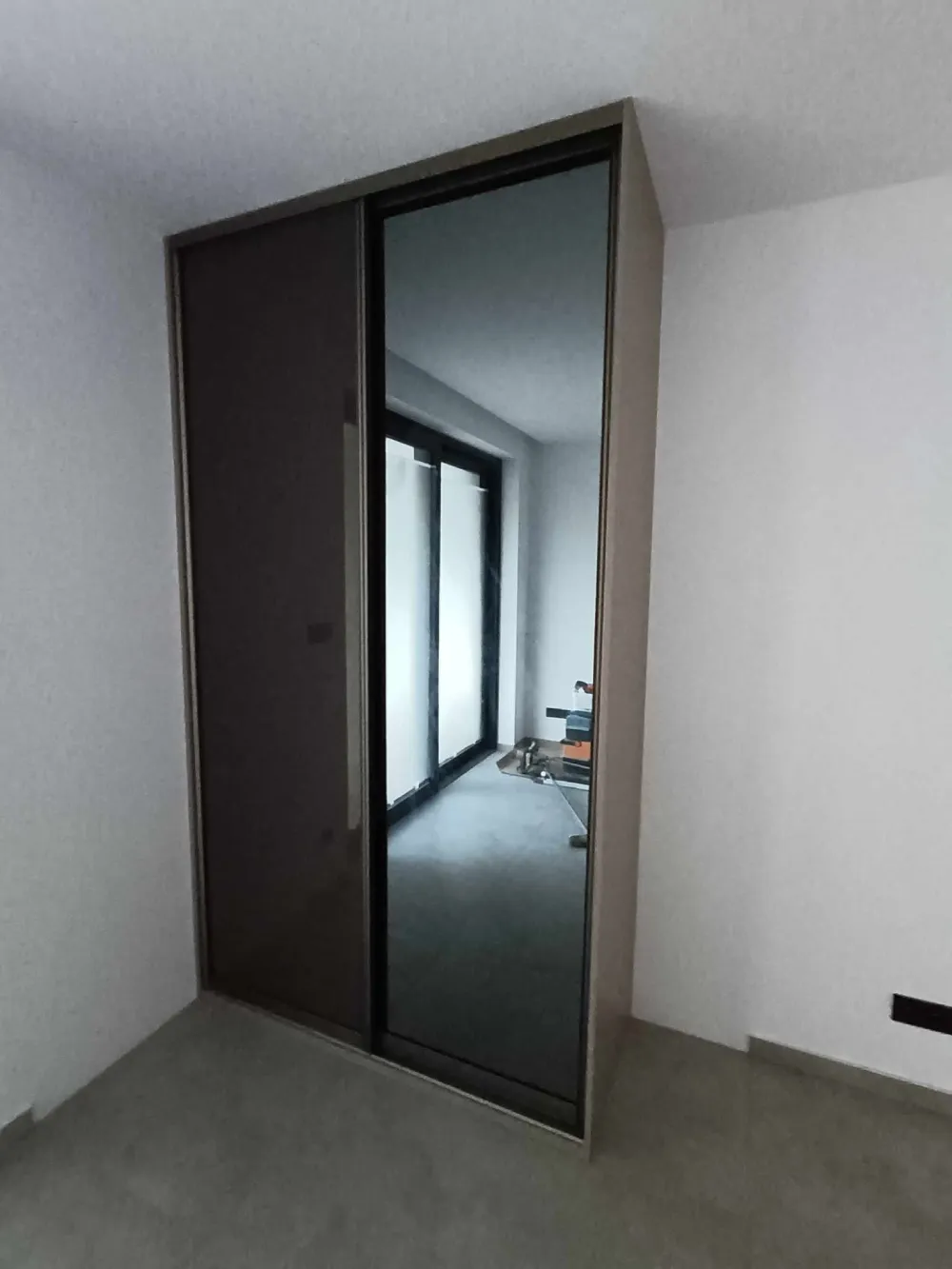 Vstavaná skriňa s posuvnými dverami v matnej čiernej farbe